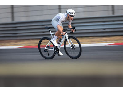 GIANT Pursuit Mips Helmet Matt White click to zoom image